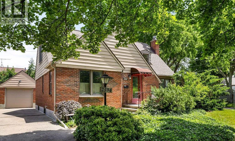2594 Buckingham