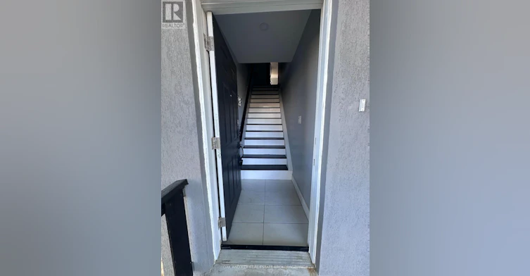 UPPER-6 Lapp Street, Toronto, ON, M6N 3W6 - 4