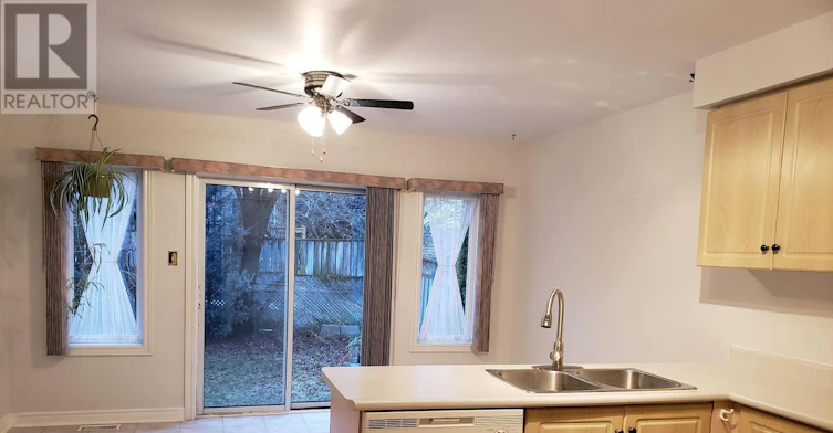5 Brecken Drive, Georgina, ON, L4P 4A3 - 5