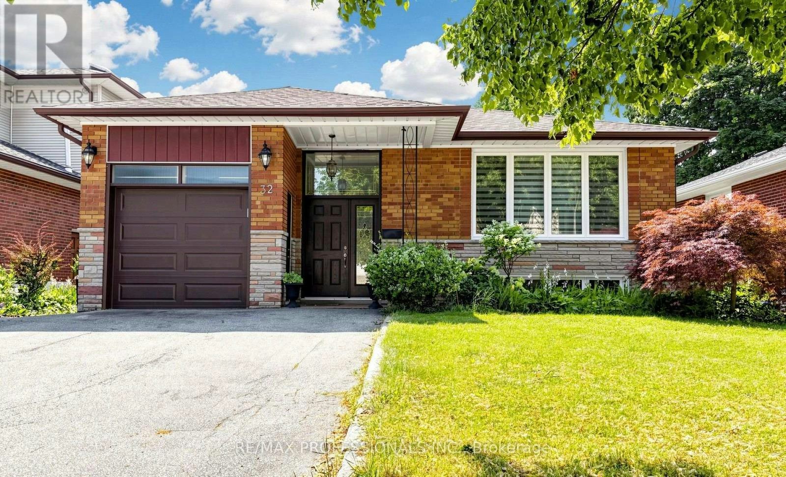 32 Sellmar Road, Toronto, ON, M9P 3E6