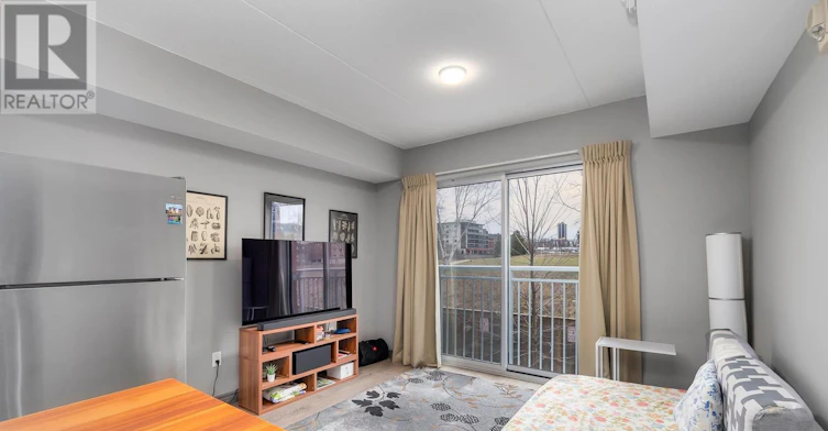 211-321 Spruce Street, Waterloo, ON, N2L 0G4 - 2