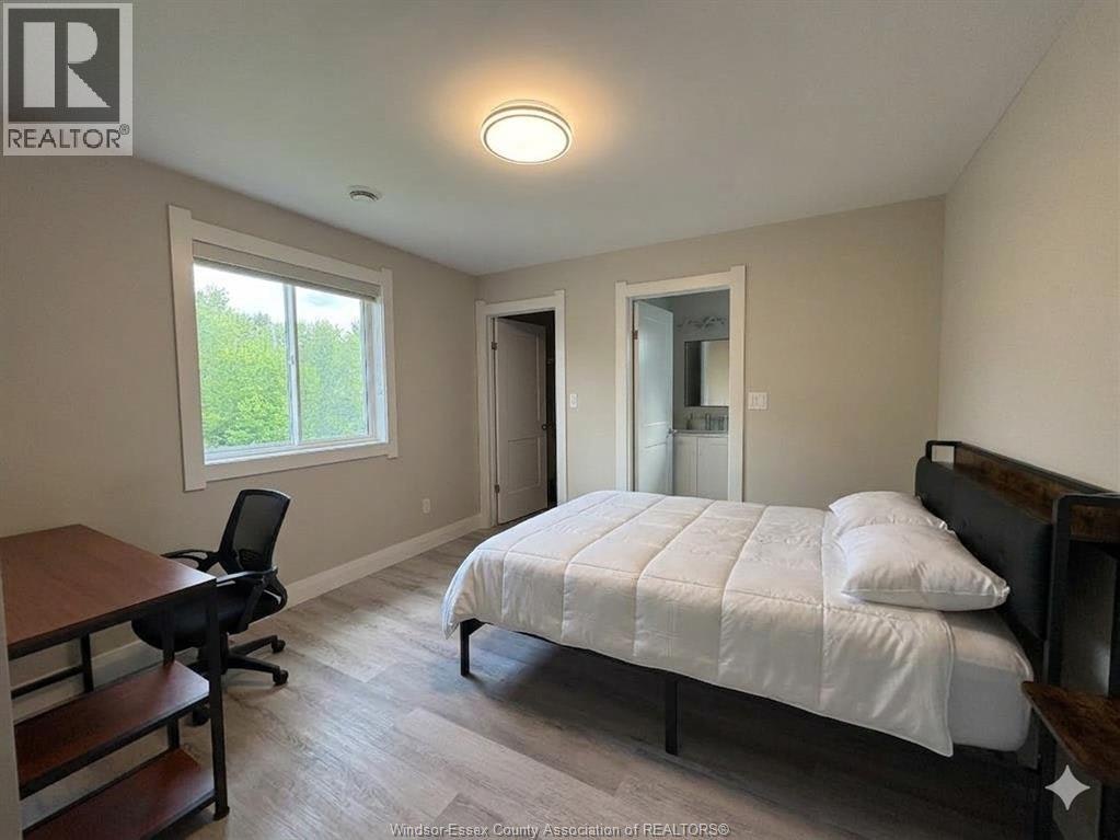 Front-Room 1-5-917 Mckay Avenue, Windsor, ON, N9B 2A4 - 15