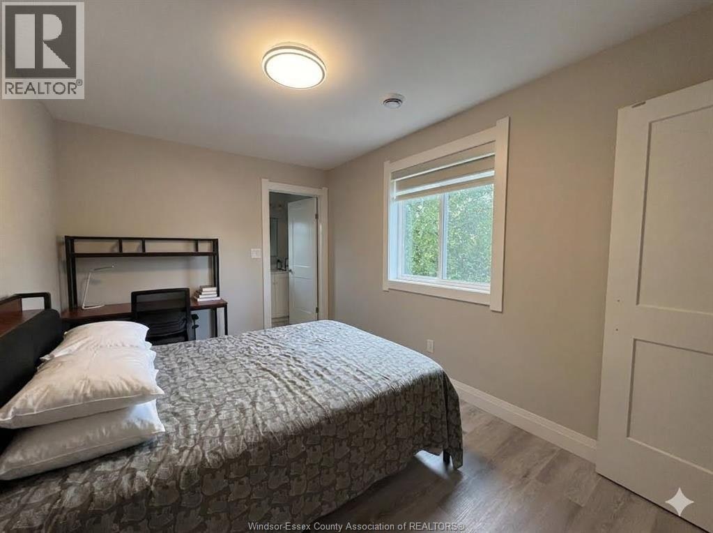 Front-Room 1-5-917 Mckay Avenue, Windsor, ON, N9B 2A4 - 11