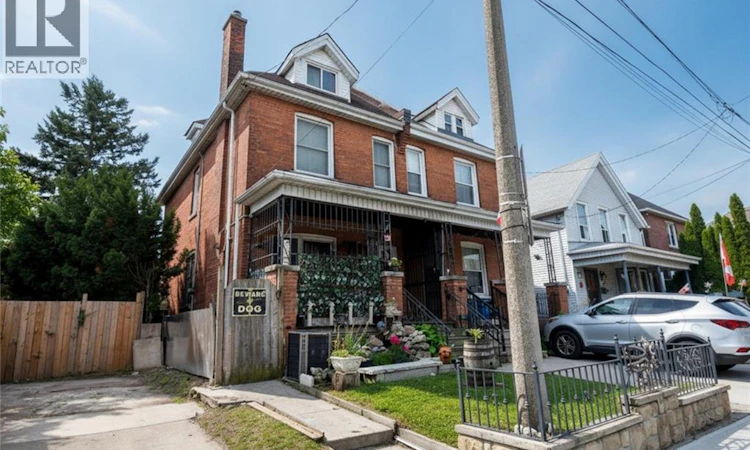 22 Picton Street E