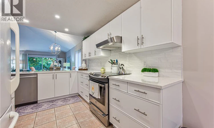 418 Sandbanks Crescent