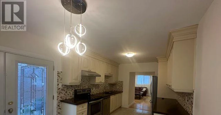 70 Hunt ( Main Floor Avenue, Richmond Hill, ON, L4C 4G9 - 2