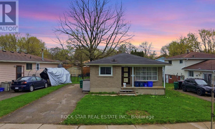 402 Midwood Crescent