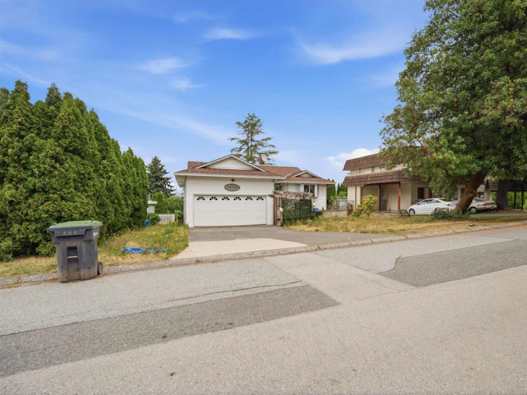 12191 101a Avenue, Surrey, BC, V3V 2Z9 - 2