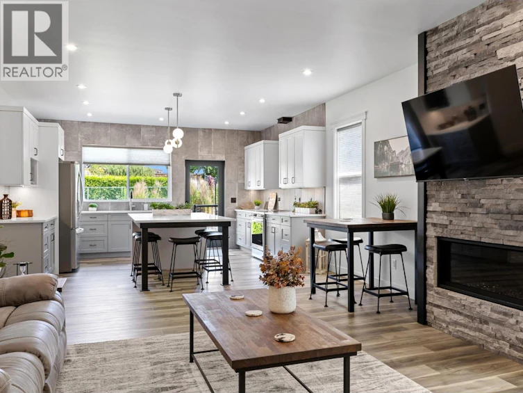 712 Lake Court, West Kelowna, BC, V1Z 0A3 - 3