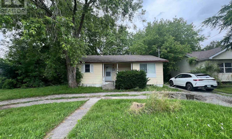 804 Dundas Street W