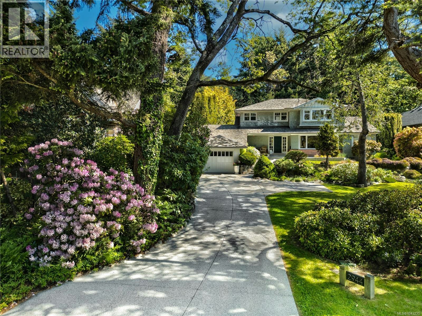 2944 Tudor Avenue, Saanich, BC, V8N 1M1