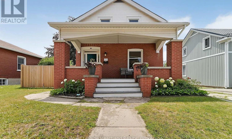 114 Elgin Avenue E