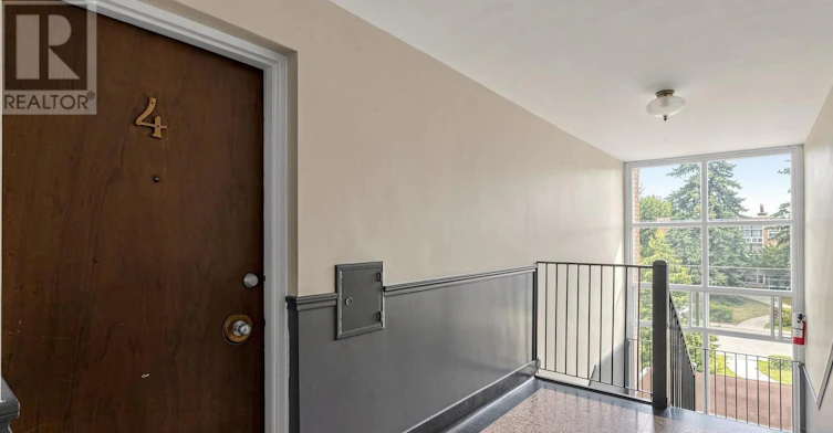 4-17 Fraserwood Avenue, Toronto, ON, M6B 2N3 - 3
