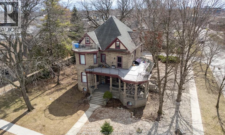 18 Clark Street East