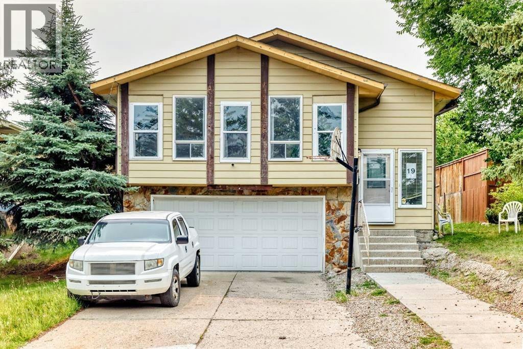19 Berwick Crescent NW, Calgary, AB, T3K 1P7