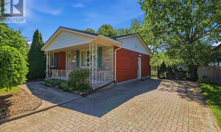 15 Hawkesbury Avenue
