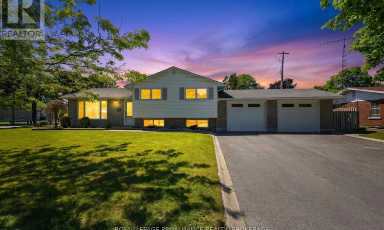 6 Byron Crescent