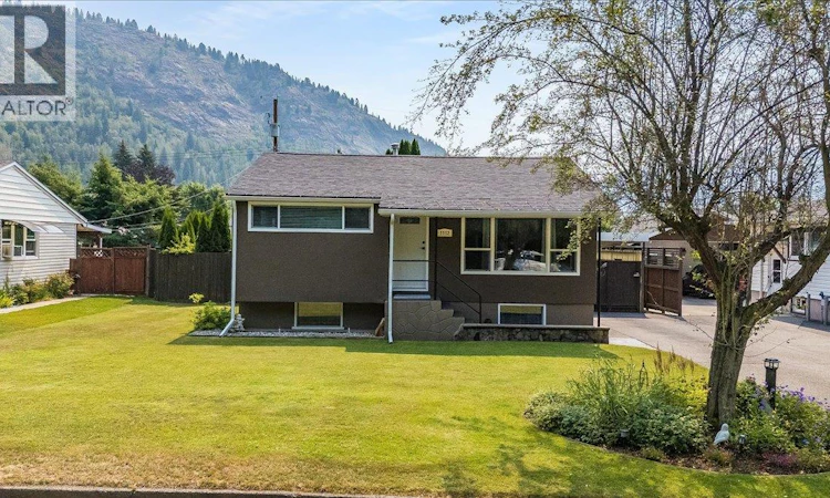 1112 Marianna Crescent
