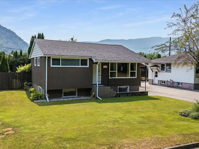 1112 Marianna Crescent - 2
