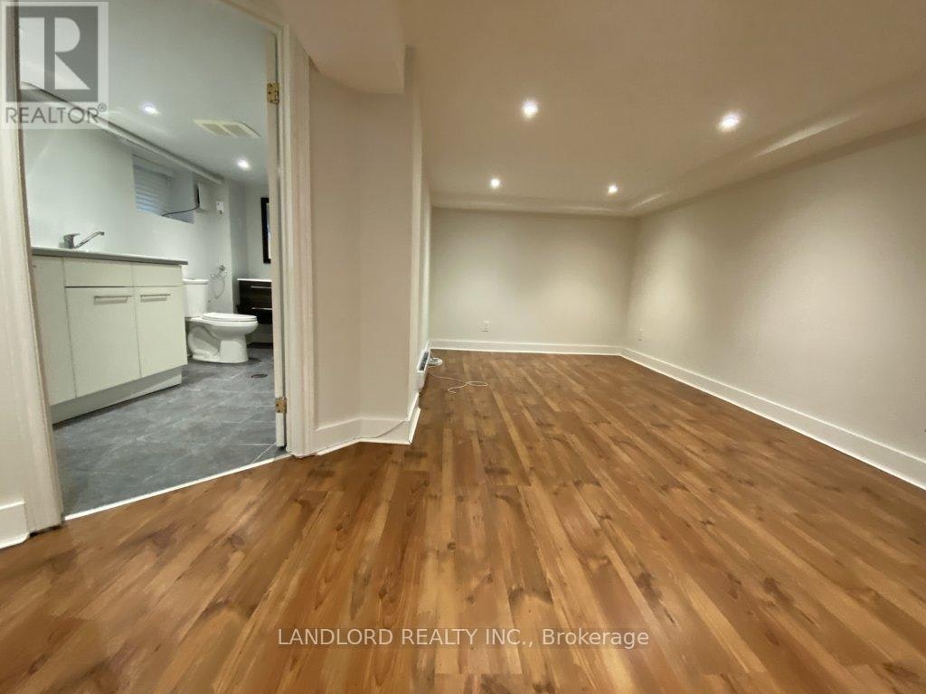 22 Lorindale Avenue, Toronto, ON, M5M 3C2 - 28