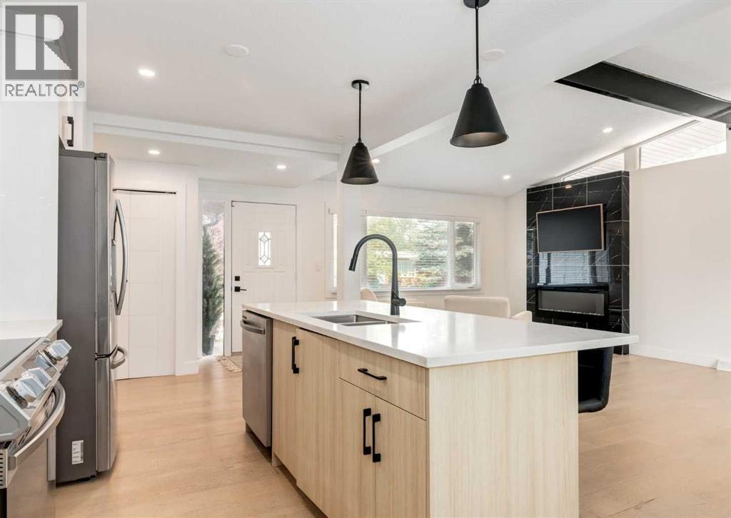 1323 106 Avenue SW, Calgary, AB, T2W 0B8