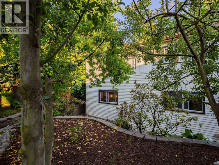 4479 Marine Drive, Burnaby, BC, V5J 3G1 - 31