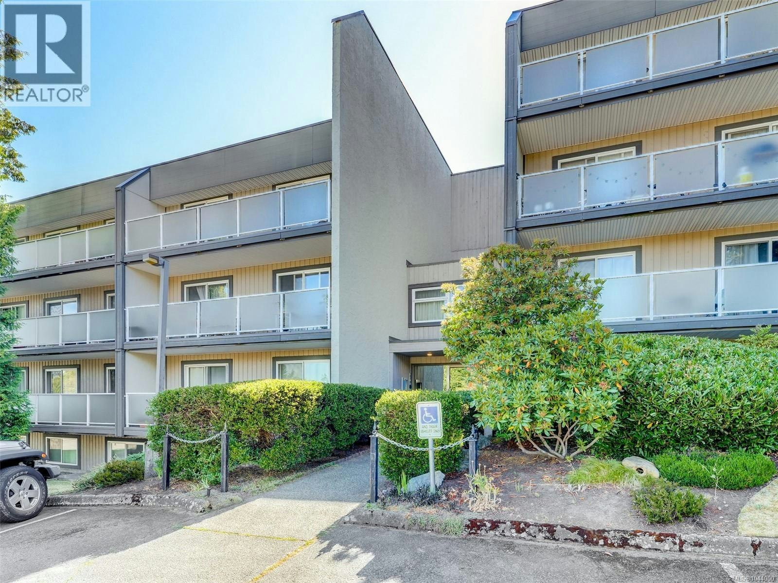 301-3252 Glasgow Avenue, Saanich, BC, V8X 1M2