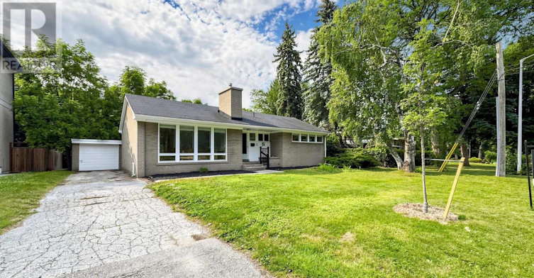 3 Greengate Road, Toronto, ON, M3B 1E7 - 2