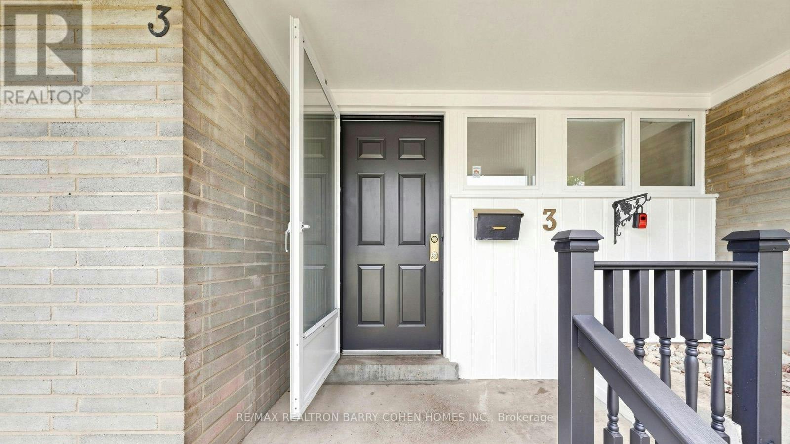 3 Greengate Road, Toronto, ON, M3B 1E7 - 2