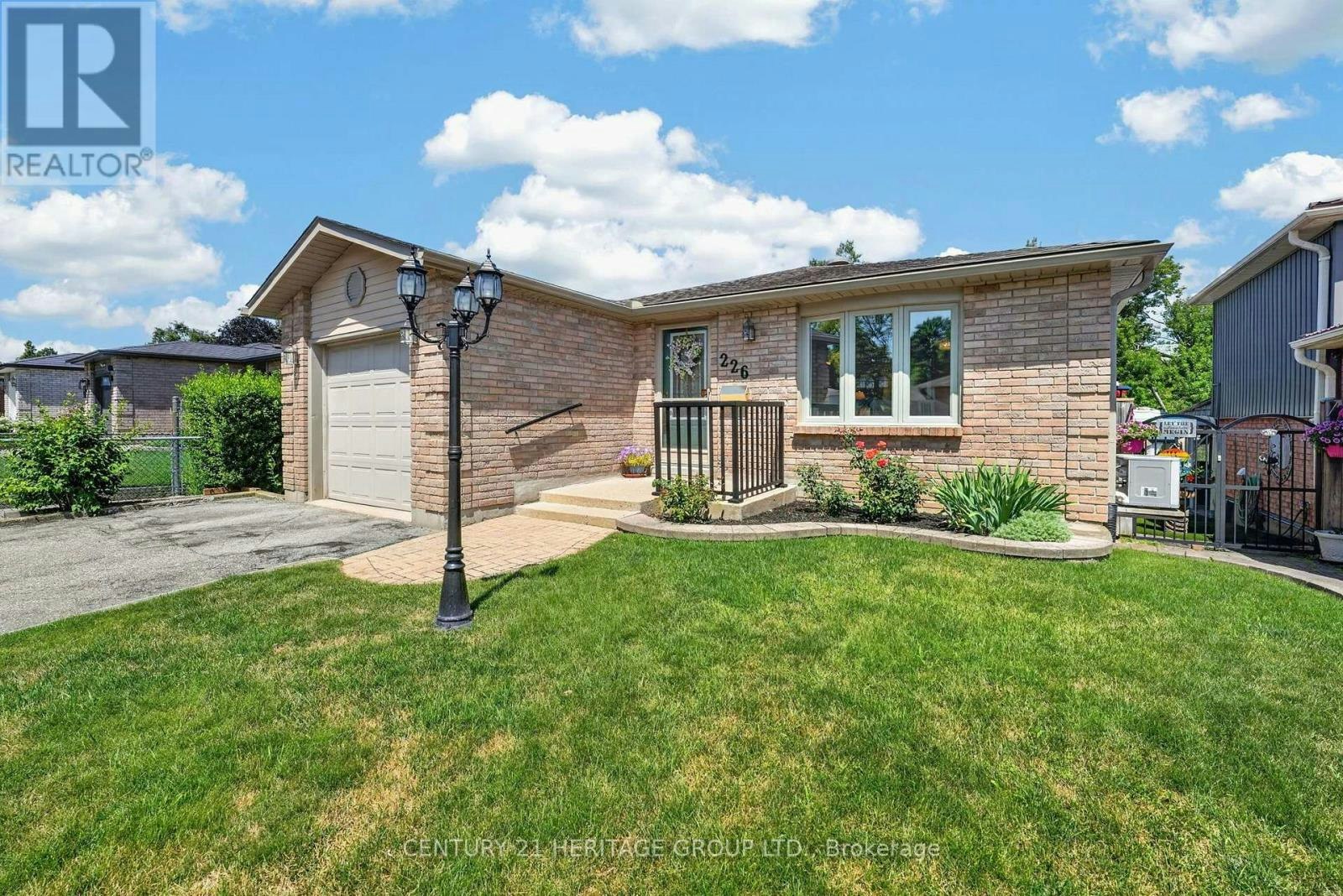 226 Lillian Crescent, Barrie, ON, L4N 5Y8