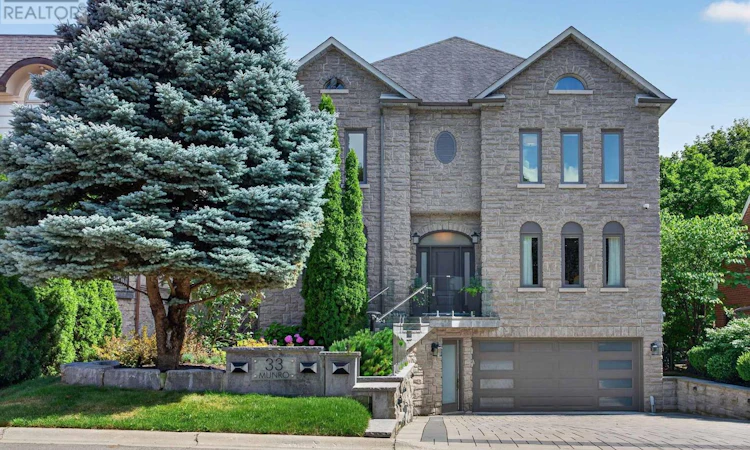 33 Munro Boulevard