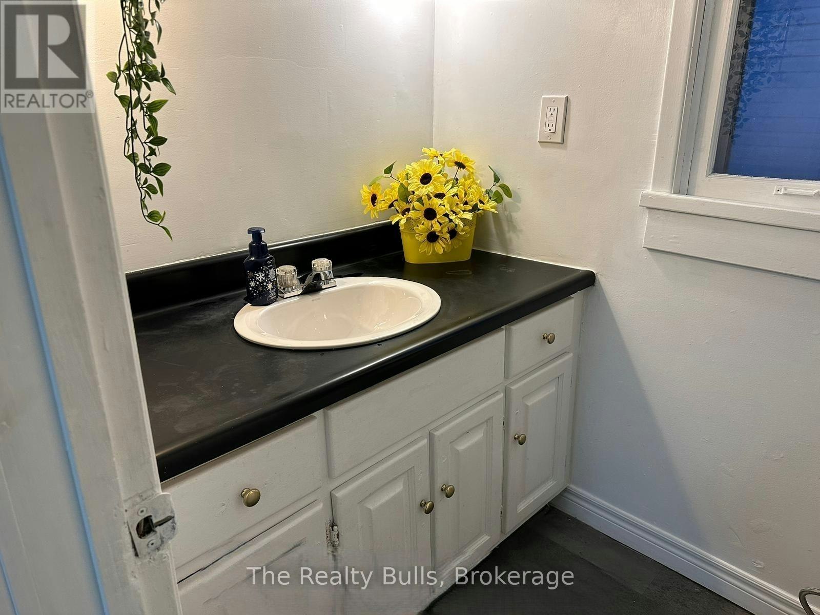 18 Forks Road E, Welland, ON, L3B 5K1 - 5