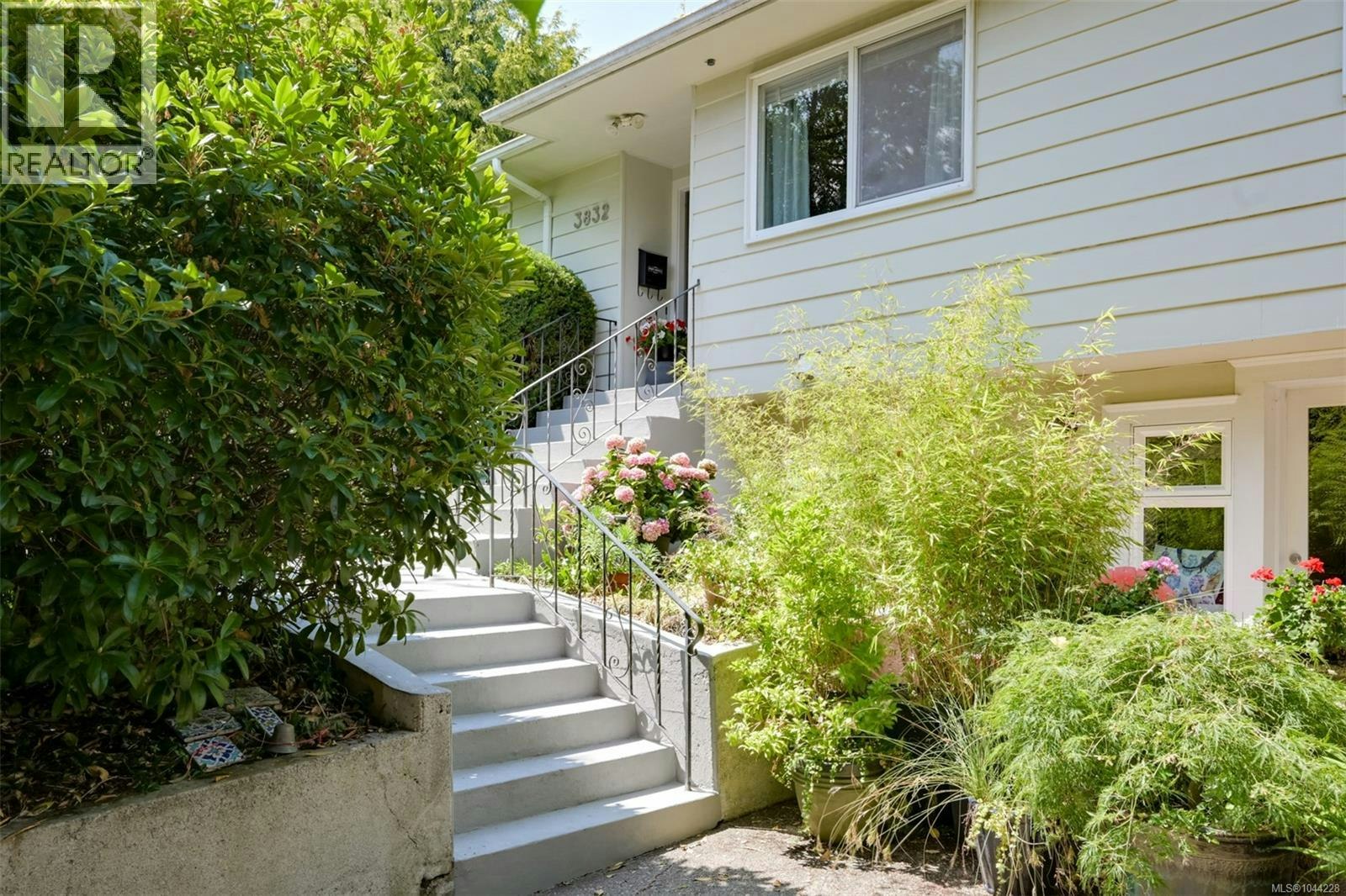3832 Pitcombe Place, Saanich, BC, V8N 4B9
