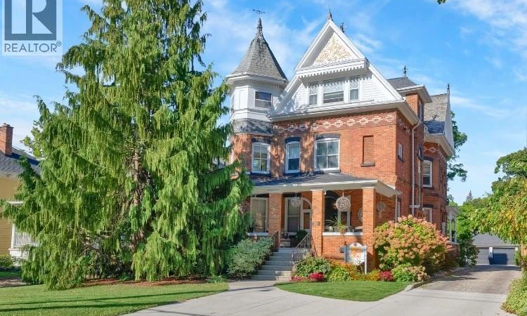 325 Wellington Street West
