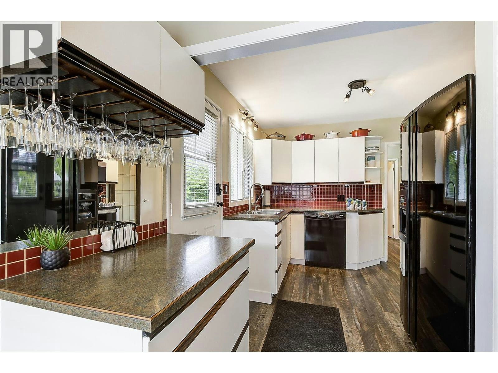 1040 Laurier Avenue, Kelowna, BC, V1Y 6B1 - 11