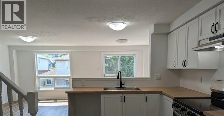 699 Laurelwood Drive, Waterloo, ON, N2V 2T8 - 3