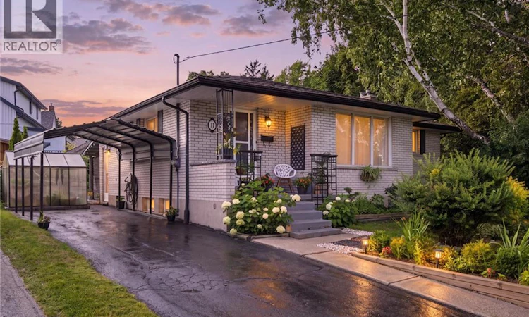 11 Summit Crescent