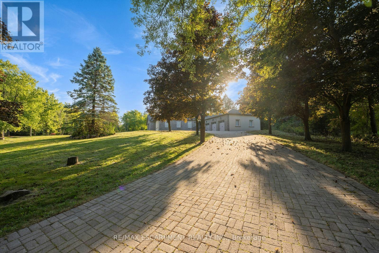 8 Ridgewood Drive, Richmond Hill, ON, L4E 3M1