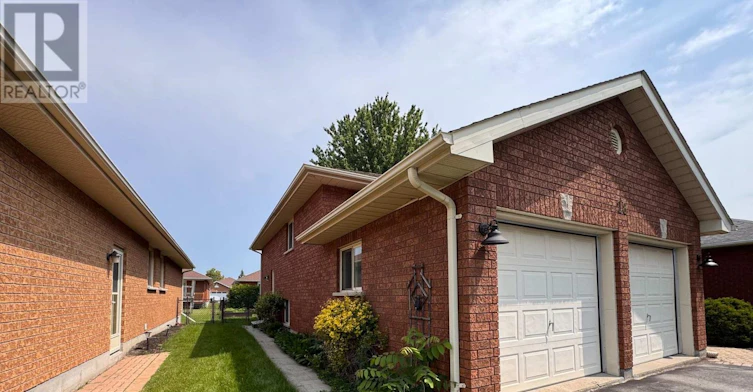 28 Oak Ridge Boulevard, Belleville, ON, K8N 5W1 - 2