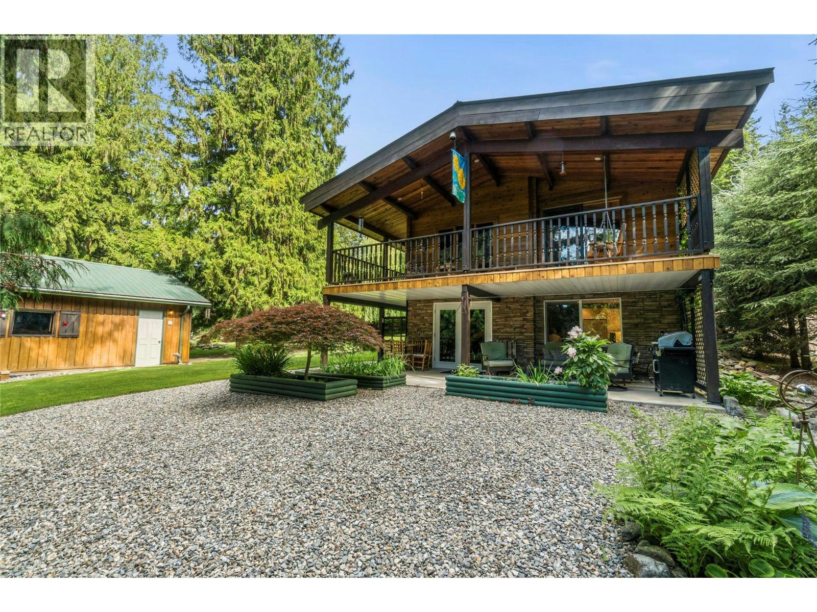 7420 Stampede Trail, Anglemont, BC, V0E 1M8