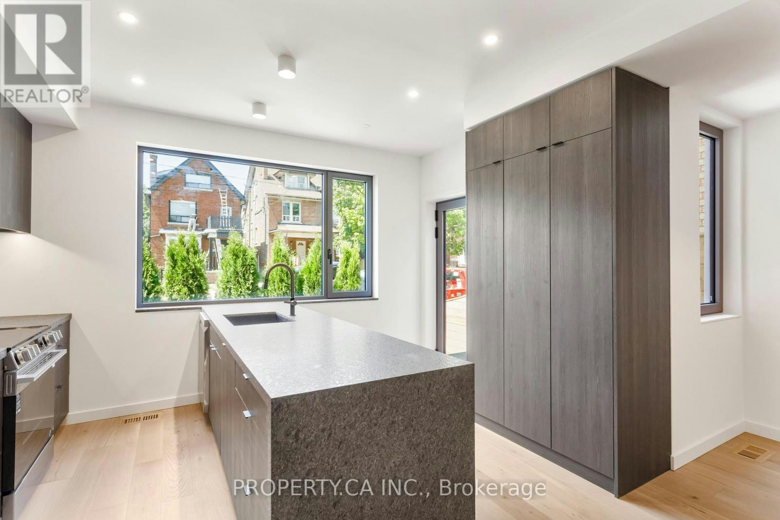 1-301 Keele Street, Toronto, ON, M6P 2K5 - 6