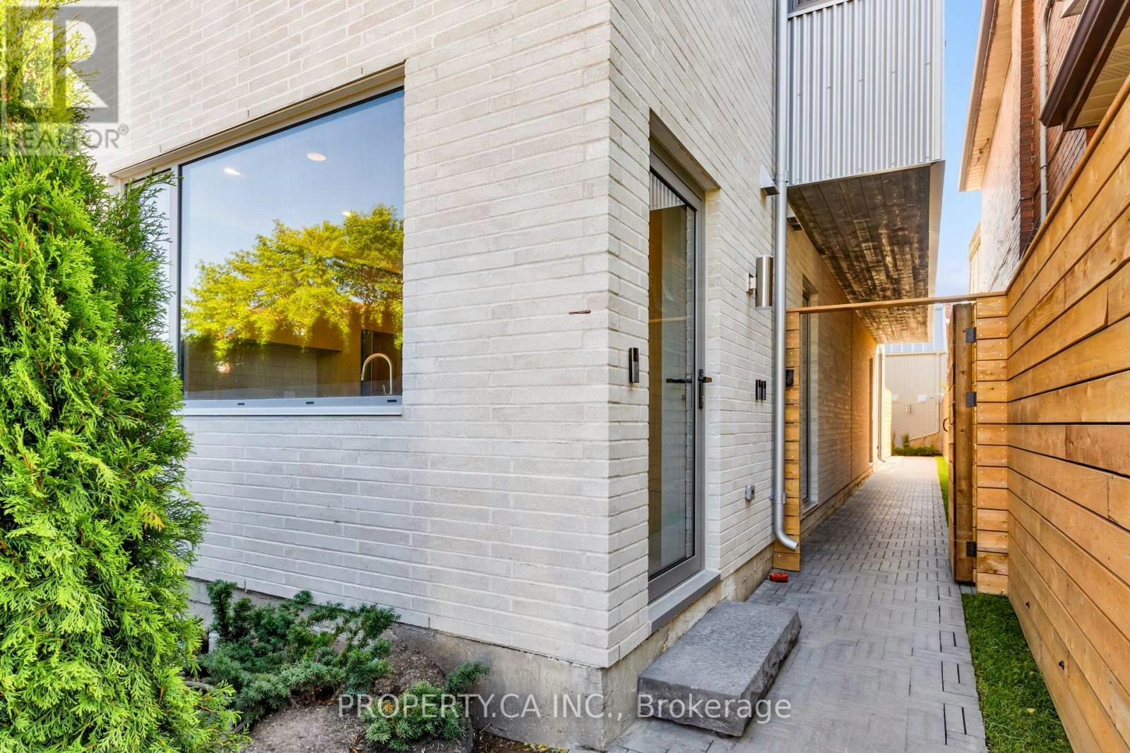 3-301 Keele Street, Toronto, ON, M6P 2K5 - 3