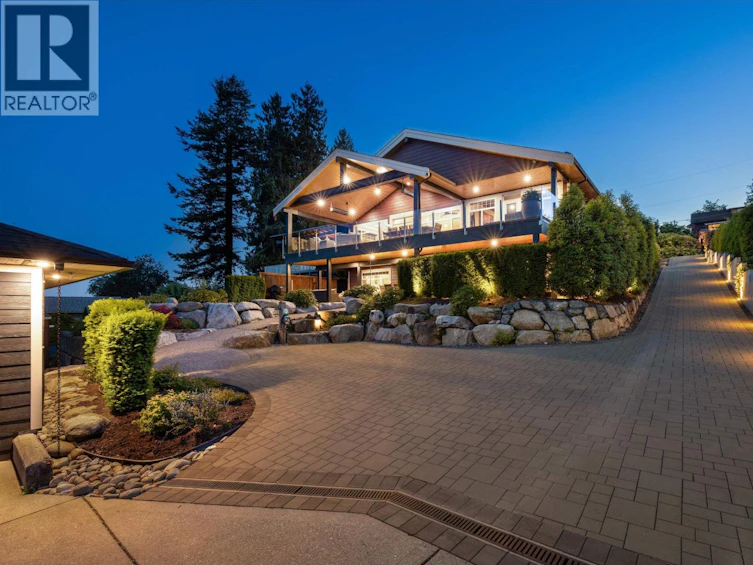 586-588 NORTH Fletcher Road, Gibsons, BC, V0N 1V9 - 2