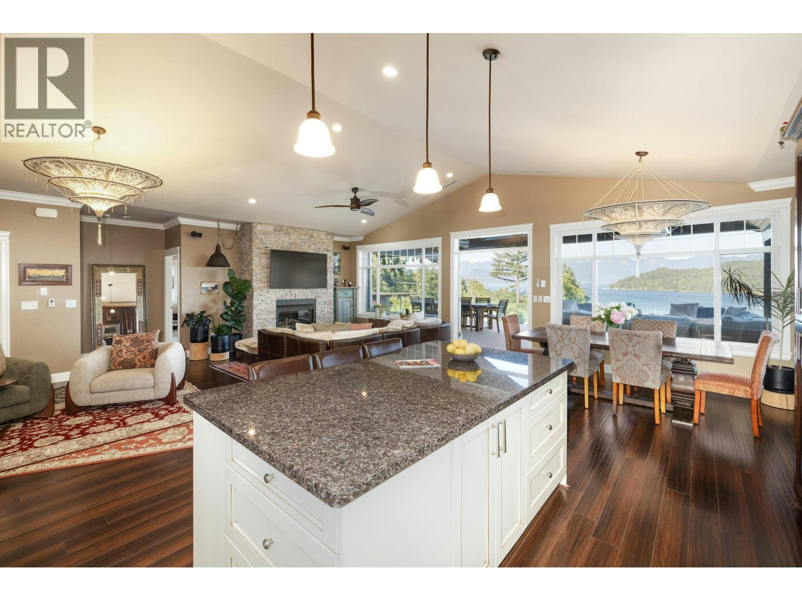 586-588 NORTH Fletcher Road, Gibsons, BC, V0N 1V9 - 9