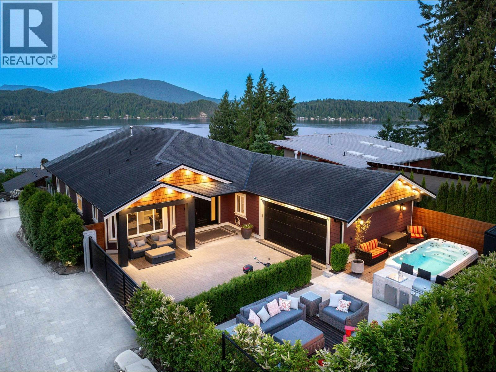 586-588 NORTH Fletcher Road, Gibsons, BC, V0N 1V9