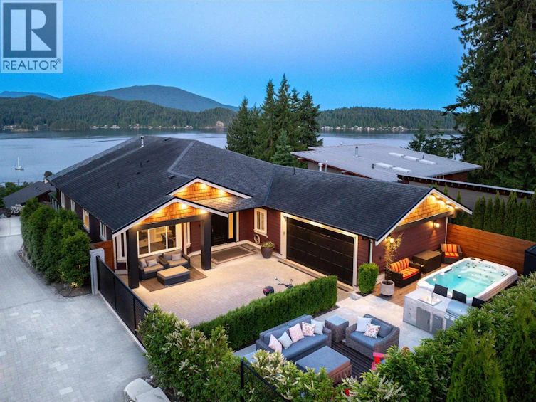 586-588 NORTH Fletcher Road, Gibsons, BC, V0N 1V9