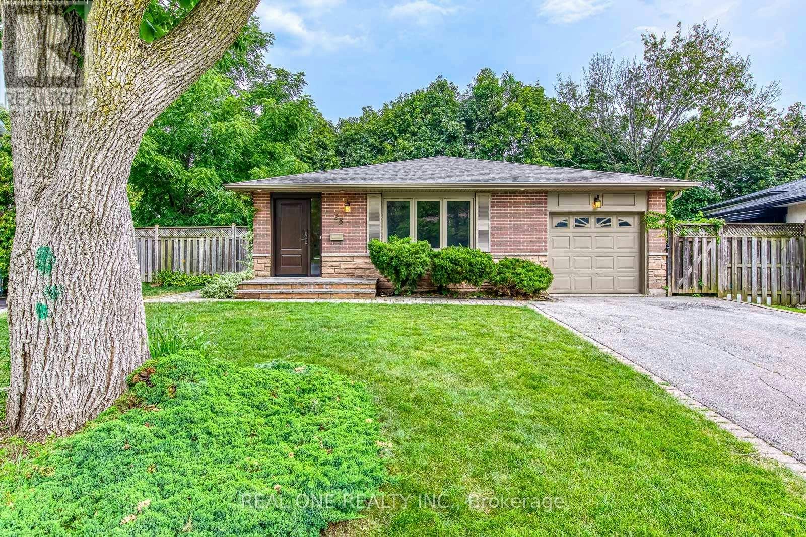 28 Osborne Crescent, Oakville, ON, L6H 1G1