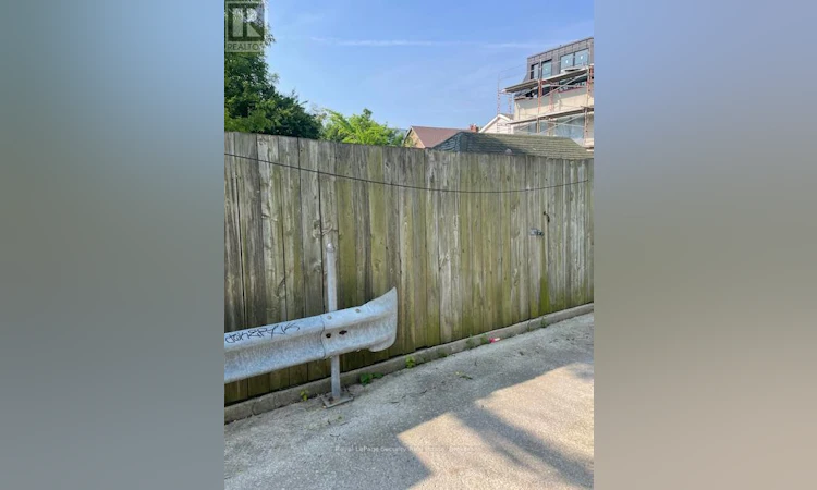 REAR-625 Harvie Avenue