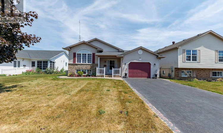 121 Rochelle Crescent