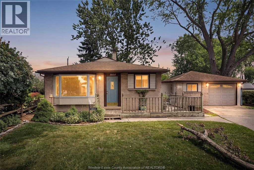 1664 Greenview Crescent, Windsor, ON, N9C 2E9